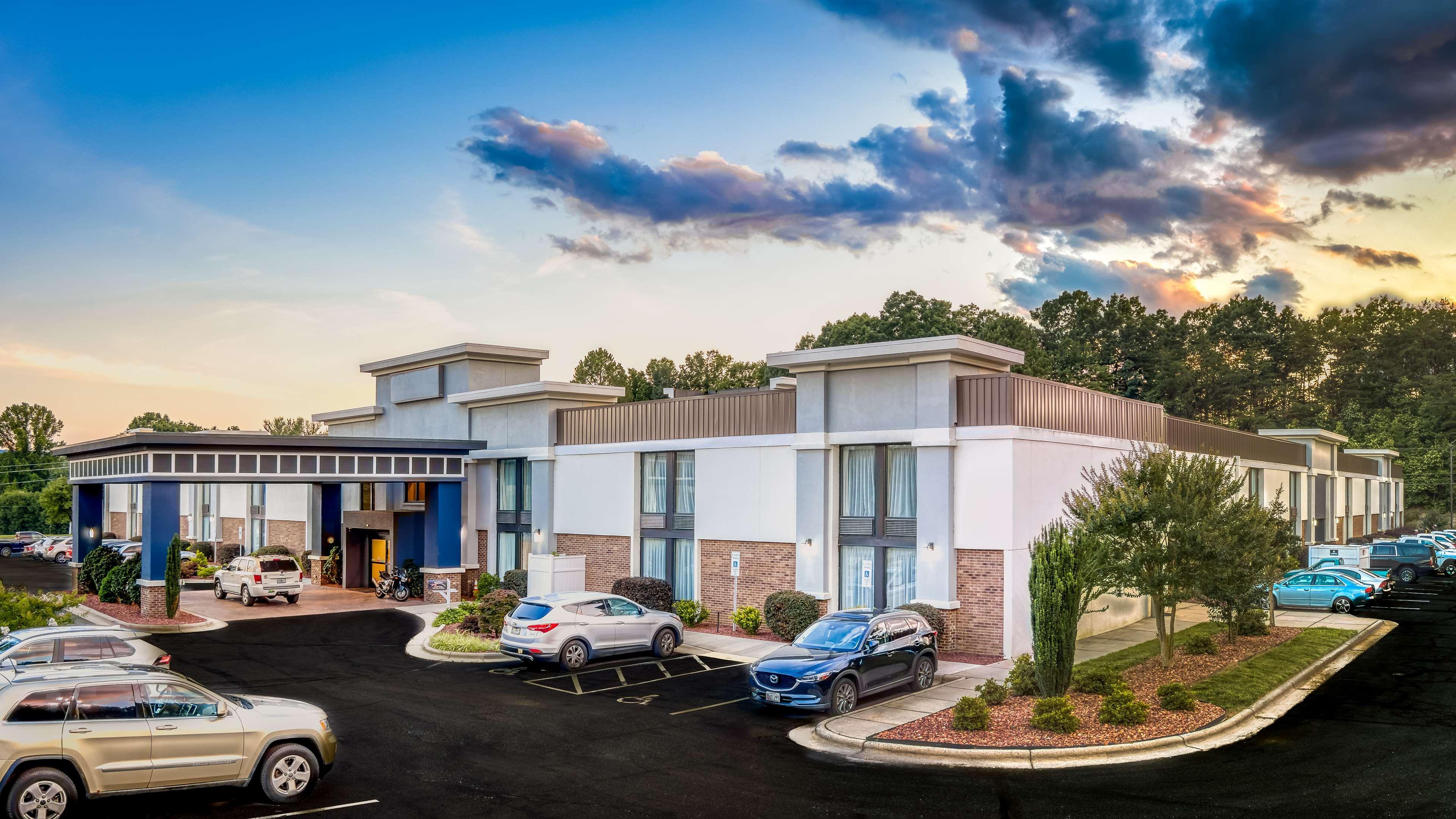 Best Western Plus Yadkin Valley Inn & Suites Jonesville Exterior photo