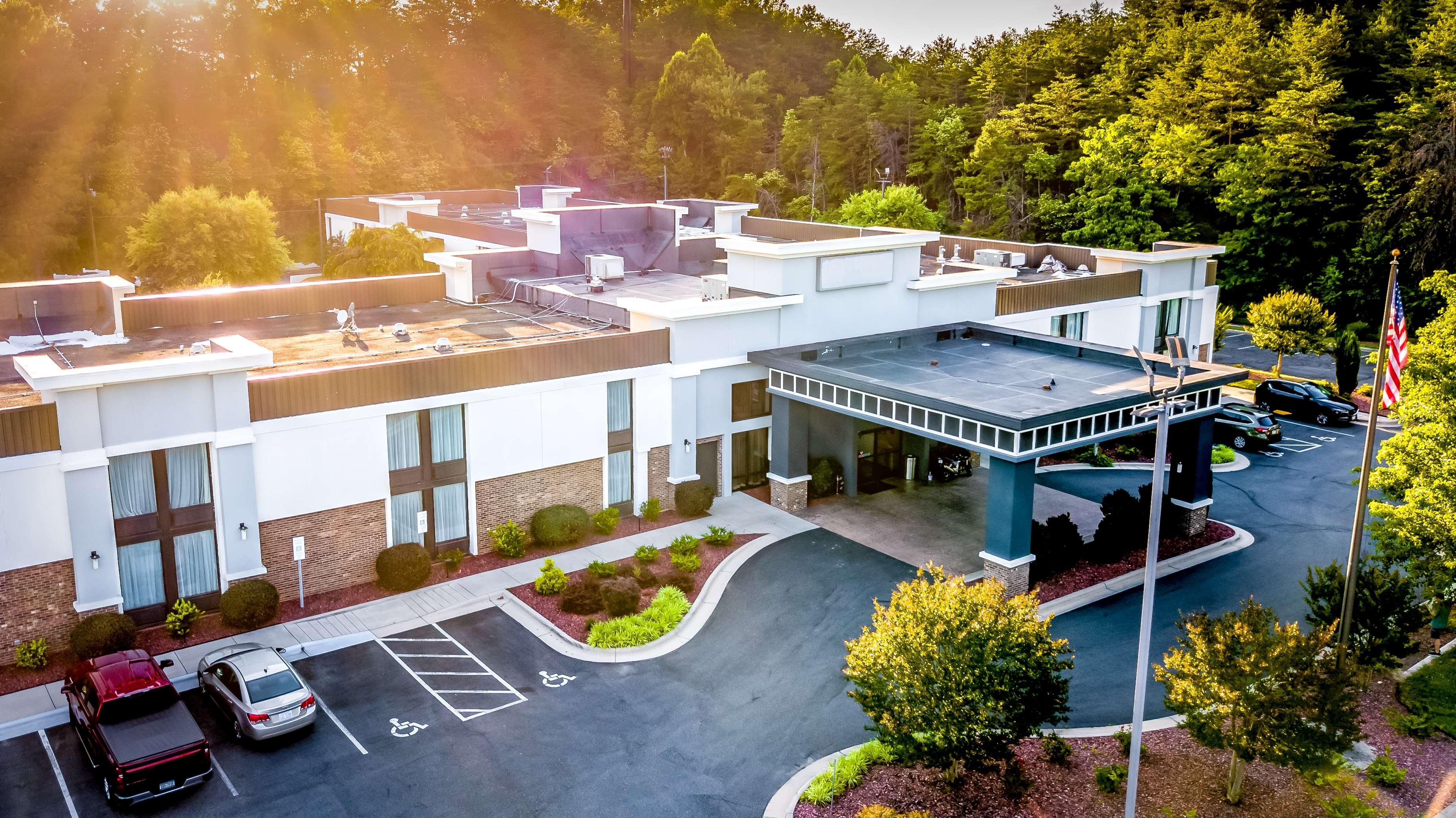 Best Western Plus Yadkin Valley Inn & Suites Jonesville Exterior photo