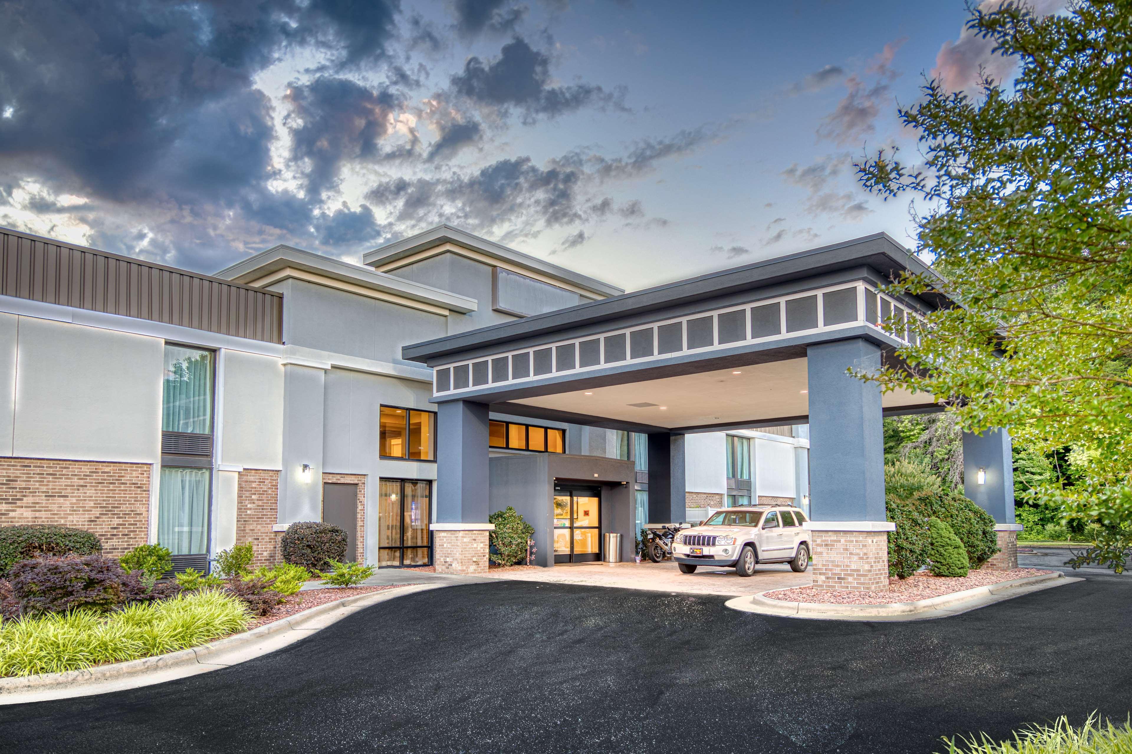 Best Western Plus Yadkin Valley Inn & Suites Jonesville Exterior photo